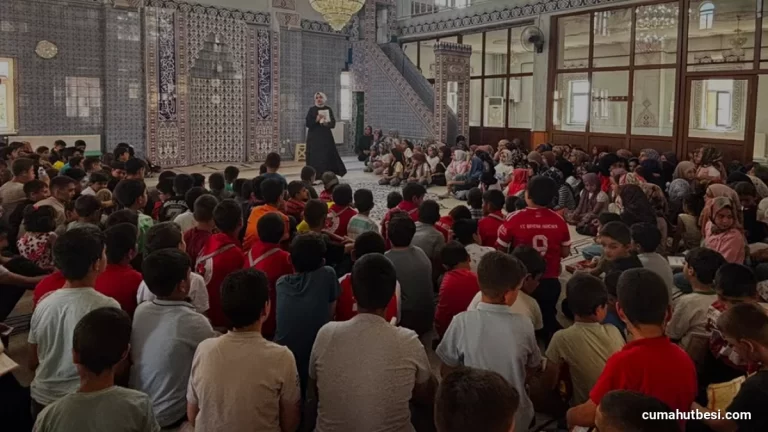 Yazar Şule Taşkıran Kala Çelikhan Ulu Camii’nde çocuklarla bir araya geldi