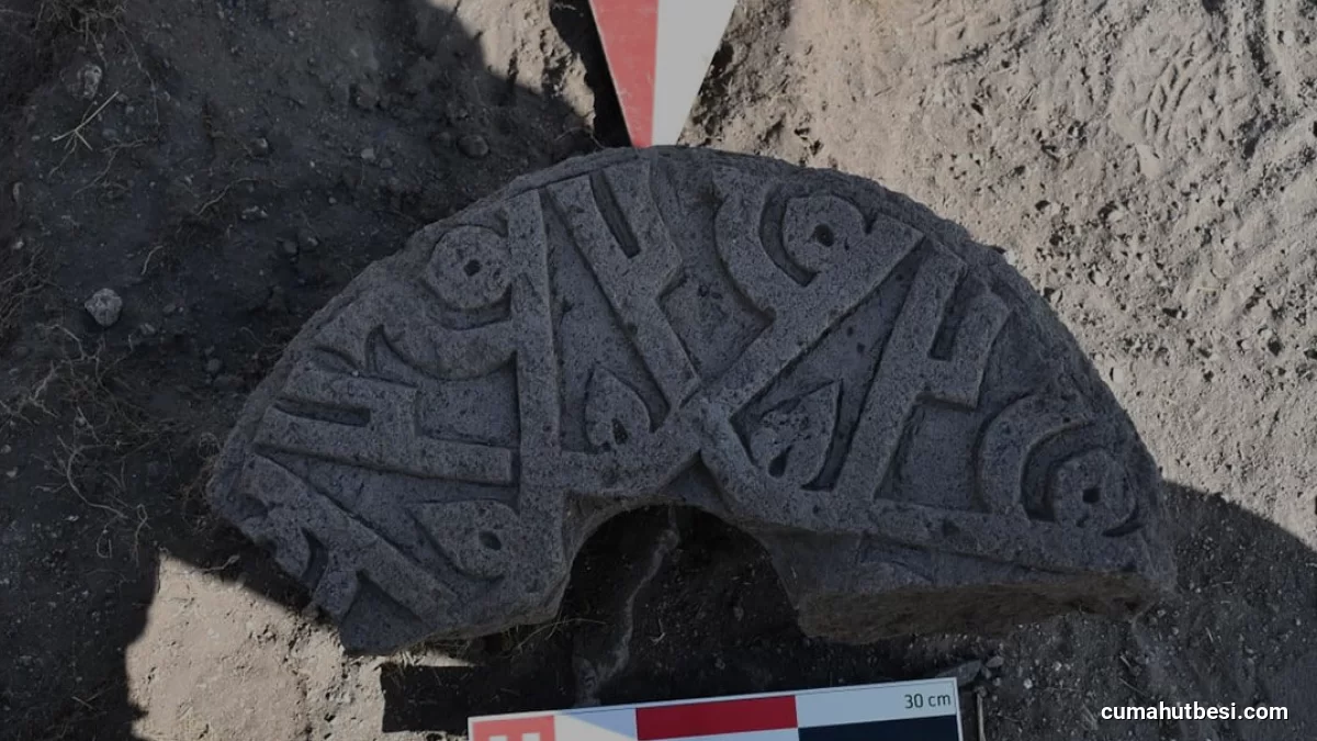 Ani Ören Yerinde Selçuklu dönemine ait Hz Muhammed yazılı taş bulundu