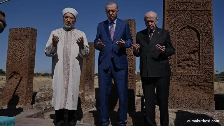 Cumhurbaşkanı Erdoğan Ahlat Selçuklu Meydan Mezarlığını Ziyaret Etti