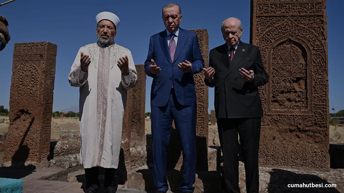 Cumhurbaşkanı Erdoğan Ahlat Selçuklu Meydan Mezarlığını Ziyaret Etti