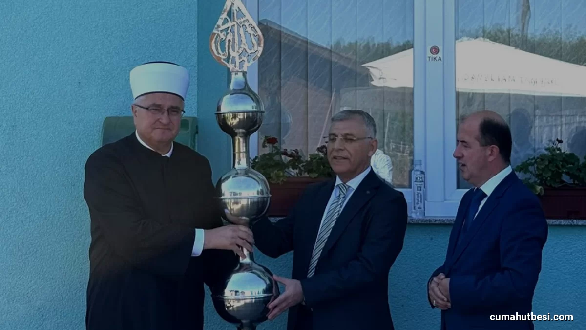 Hırvatistan Maljevac İslam Merkezi Minaresine Alem Takıldı