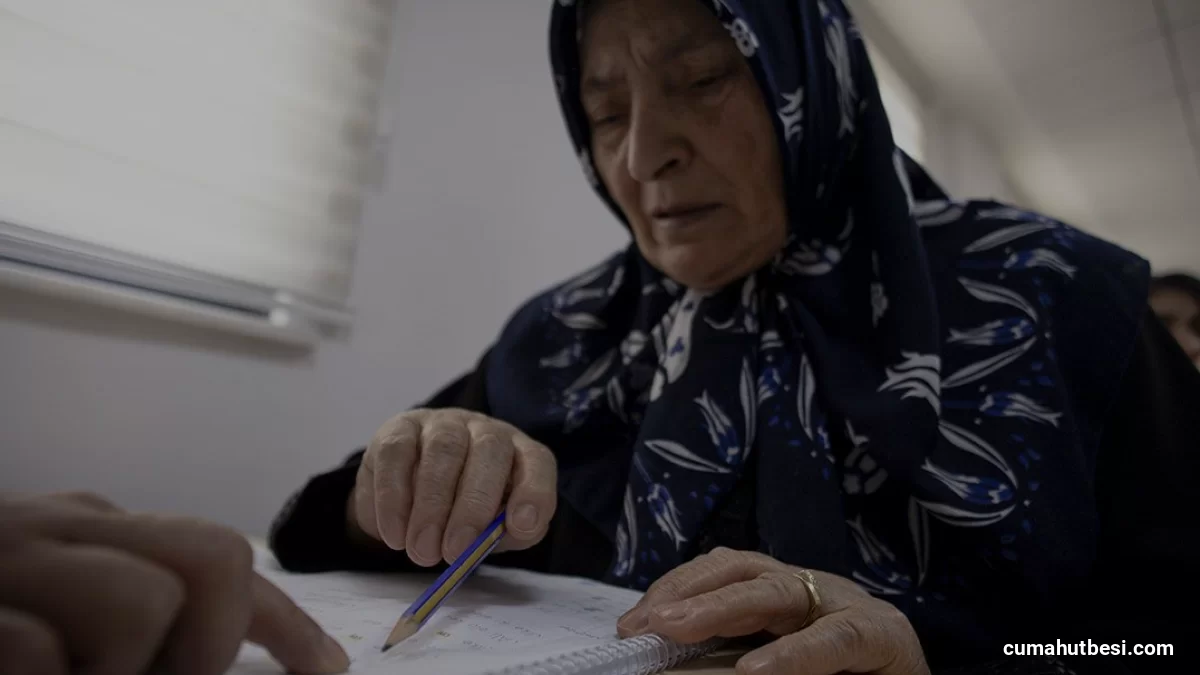 Malatyalı 80 yaşındaki Fatma Polat okuma yazma öğrendi