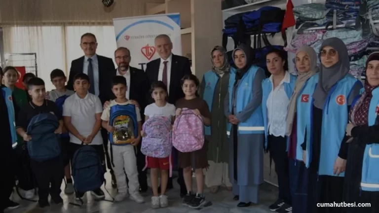 Bağcılar Müftülüğünden Öğrencilere Kırtasiye ve Eğitim Desteği